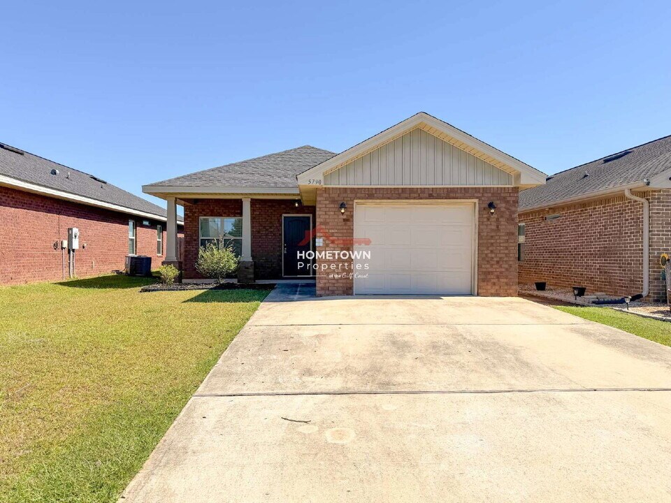 5790 Corkscrew Ct in Milton, FL - Building Photo