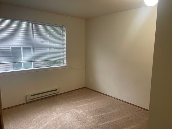 8820 Stone Ave N, Unit 201 in Seattle, WA - Building Photo - Building Photo