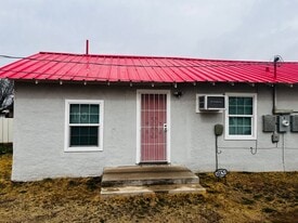 312 1-304 1/2 S Avenue G in Portales, NM - Building Photo