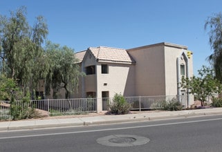 Village on Roeser in Phoenix, AZ - Foto de edificio - Building Photo