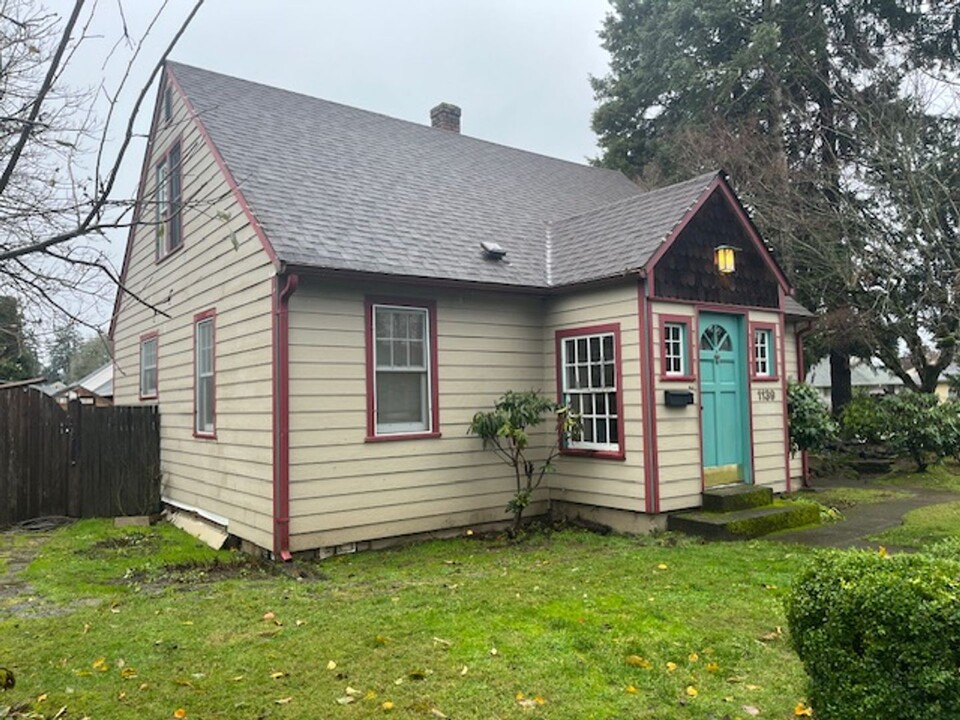 1139 NW Elm St in McMinnville, OR - Building Photo