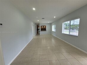 8839 SW 28th St in Miami, FL - Building Photo - Building Photo