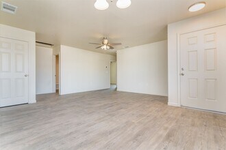 2485 Oakmont Cir in Tulare, CA - Building Photo - Building Photo
