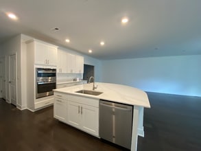 3105 Aviator Ave in Marlboro, NJ - Foto de edificio - Building Photo