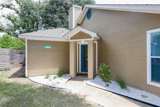 1302 Danbury Square in Austin, TX - Building Photo - Building Photo
