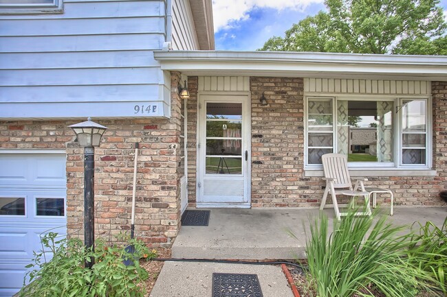 914-A Crescent St in Champaign, IL - Foto de edificio - Building Photo