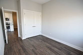 947 W Irving Park Rd in Chicago, IL - Foto de edificio - Building Photo