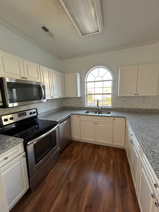 4655 Wild Iris Dr, Unit 301 in Myrtle Beach, SC - Foto de edificio - Building Photo