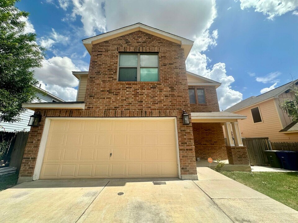 3405 Cuatro Vientos Dr in Laredo, TX - Building Photo