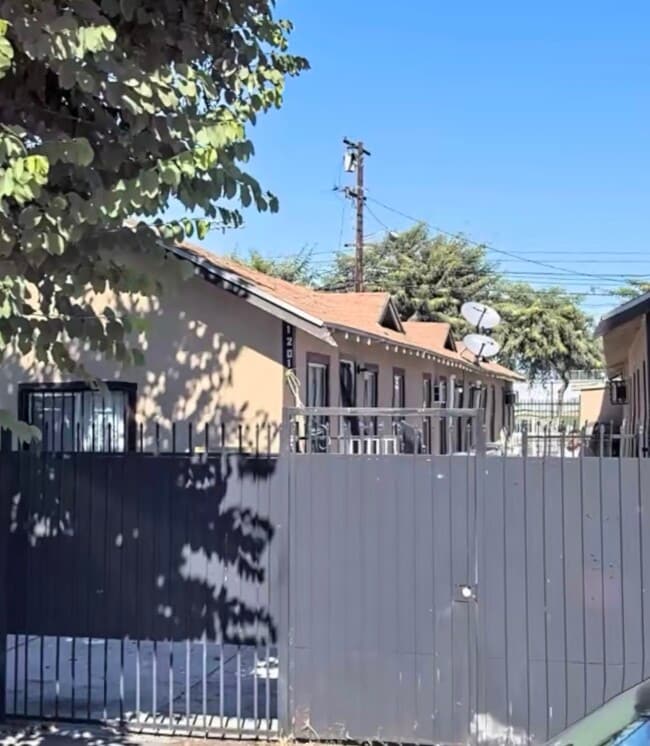 1205 E 64th St, Unit 1201.25 in Los Angeles, CA - Building Photo - Building Photo