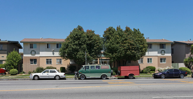 8760 Woodman Ave in Arleta, CA - Building Photo - Building Photo