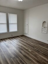 304 W Chauncy St in Brenham, TX - Building Photo - Building Photo