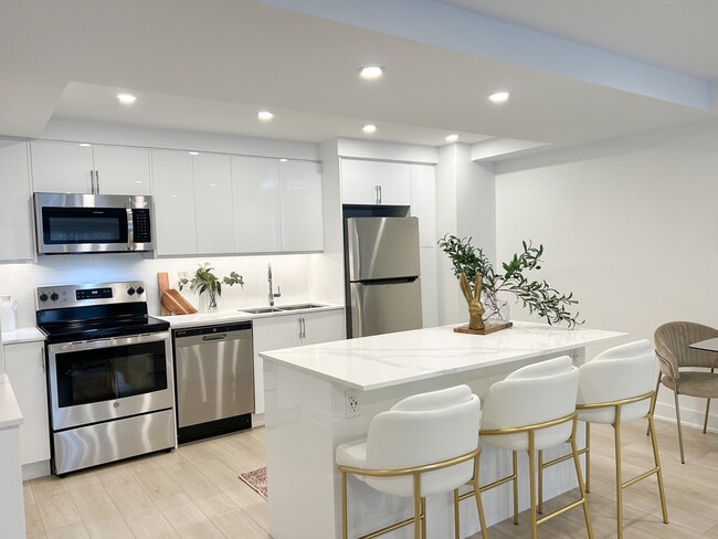 5220 Lakeshore in Burlington, ON - Building Photo - Building Photo