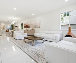 6611 NW 102nd Path in Doral, FL - Building Photo - Building Photo