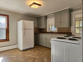 16 McKenzie Dr in Claremont, NH - Foto de edificio - Building Photo