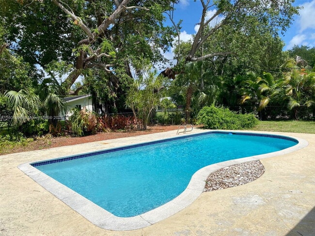12222 SW 77th Ave in Miami, FL - Building Photo - Building Photo