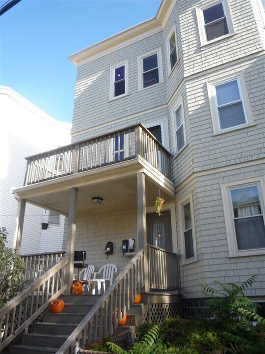 25 Belknap St, Unit 2 in Somerville, MA - Building Photo