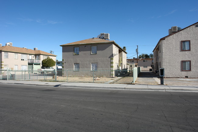 1711 Santa Paula Dr in Las Vegas, NV - Building Photo - Building Photo