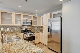150 Las Vegas Blvd N, Unit 1811 in Las Vegas, NV - Foto de edificio - Building Photo