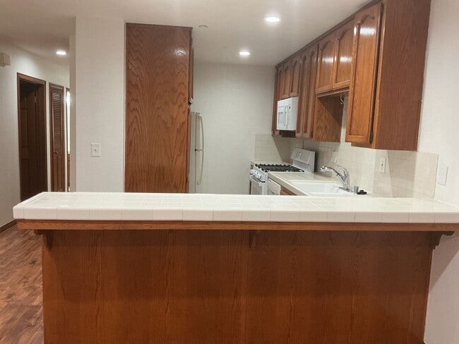 17200 Newhope St in Fountain Valley, CA - Foto de edificio - Building Photo