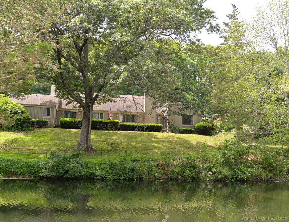 16 Heritage Vlg in Southbury, CT - Building Photo