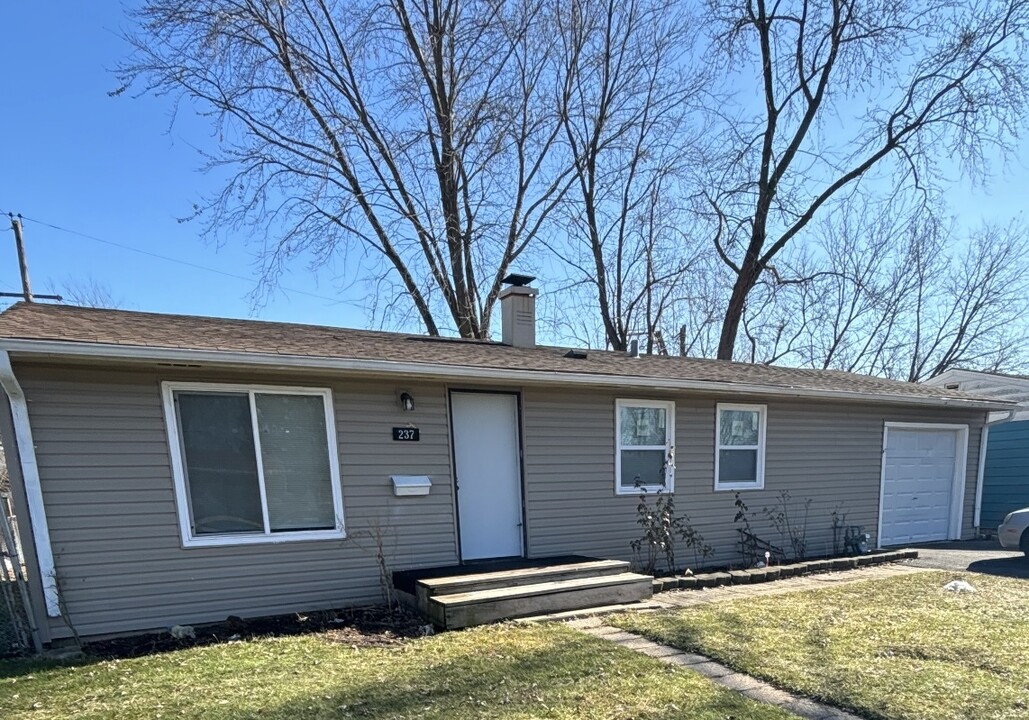 237 Harrison St in Carpentersville, IL - Building Photo