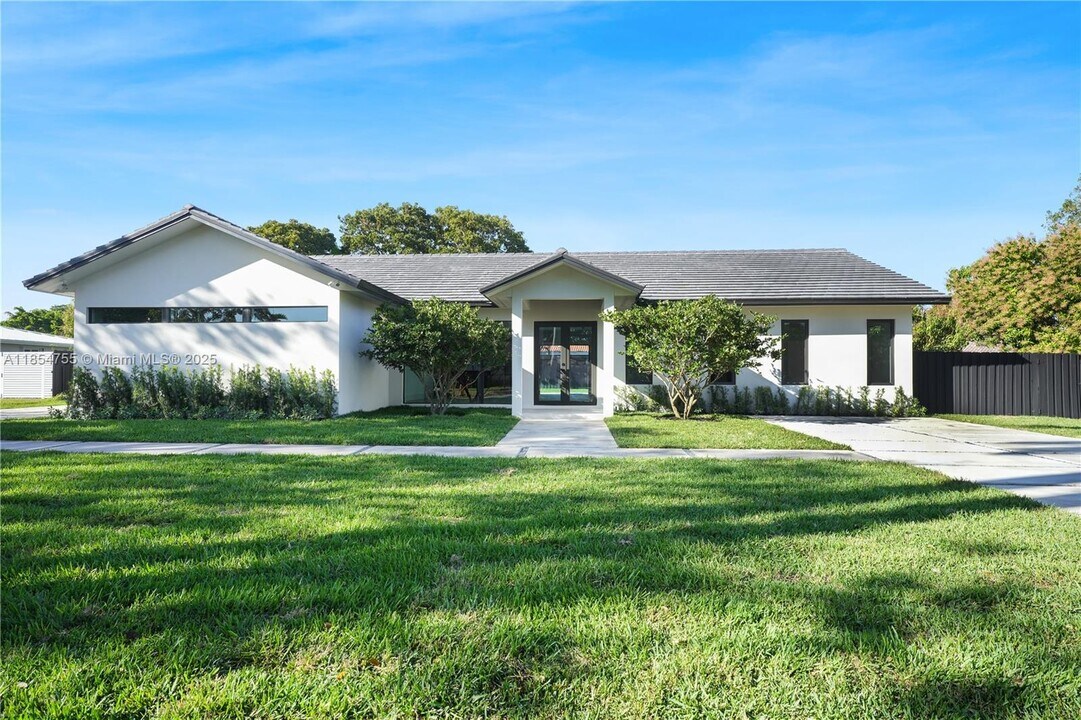 8765 SW 175th St in Palmetto Bay, FL - Building Photo