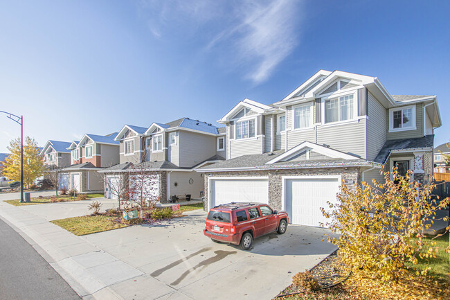 3661 Hummingbird Way NW in Edmonton, AB - Building Photo - Primary Photo