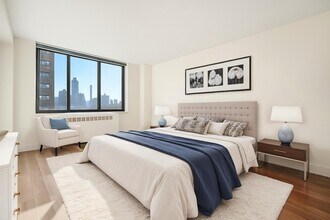 1735 York Ave in New York, NY - Foto de edificio - Building Photo