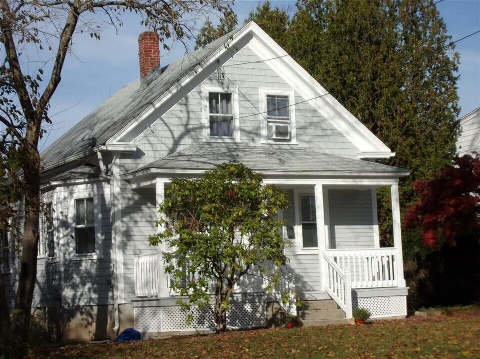 25 Anoka Ave in Barrington, RI - Building Photo