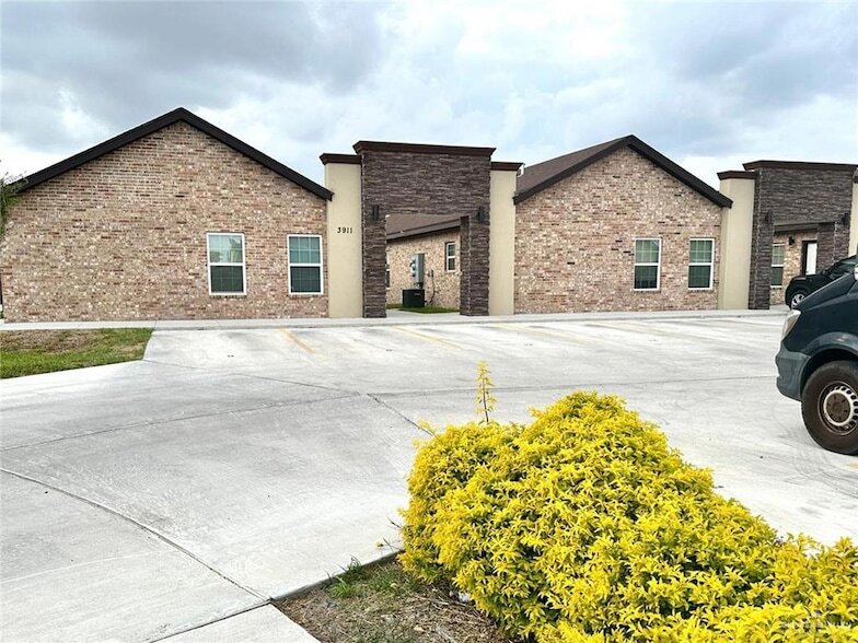 3911 Valeria St, Unit 3 in Edinburg, TX - Building Photo