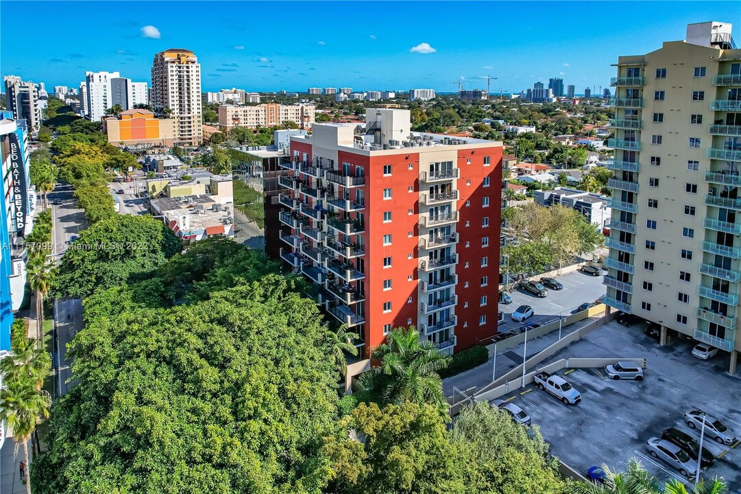 3410 Coral Way, Unit 405 in Miami, FL - Foto de edificio