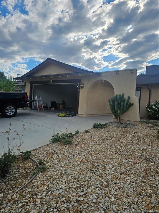 37719 26th St E in Palmdale, CA - Foto de edificio