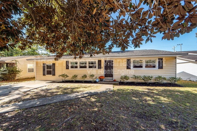 property at 1233 Hawthorne Cir
