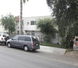 6838 Morella Ave in North Hollywood, CA - Foto de edificio - Building Photo