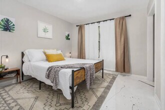 2001 N 61st Ave in Pensacola, FL - Foto de edificio - Building Photo