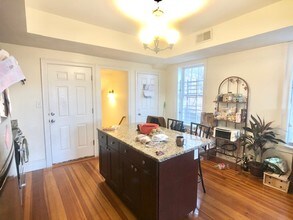 107 Fisher Ave, Unit 1 in Boston, MA - Foto de edificio - Building Photo