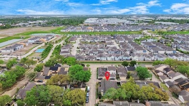 10053 Kemp Forest Dr in Houston, TX - Building Photo - Building Photo