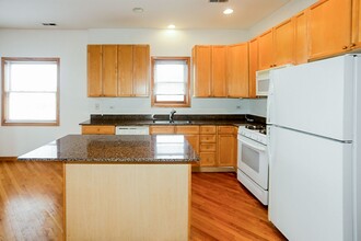 2741 N Southport Ave, Unit 2N in Chicago, IL - Foto de edificio - Building Photo