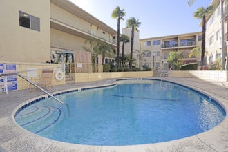 068 - Howard Crown in Montebello, CA - Foto de edificio - Building Photo