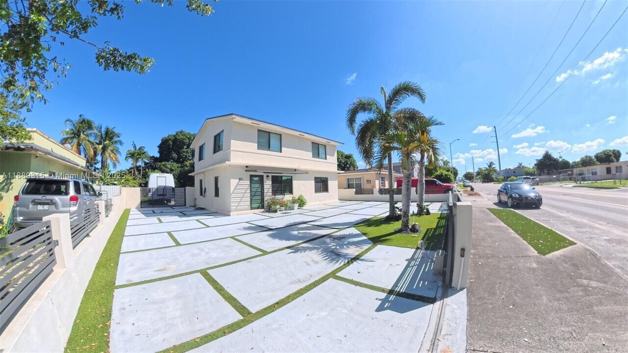851 E 17th St in Hialeah, FL - Building Photo