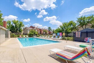 1955 N Hicks Rd in Palatine, IL - Foto de edificio - Building Photo