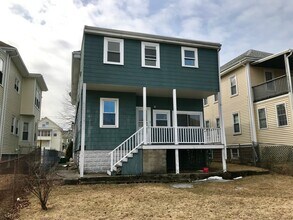 113 3rd St, Unit 2 in Medford, MA - Foto de edificio - Building Photo