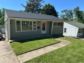 825 Edgar Rd in Webster Groves, MO - Building Photo - Building Photo