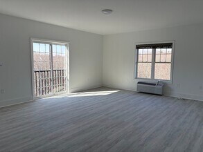 2 Grove St, Unit 208 in Dover, NH - Foto de edificio - Building Photo