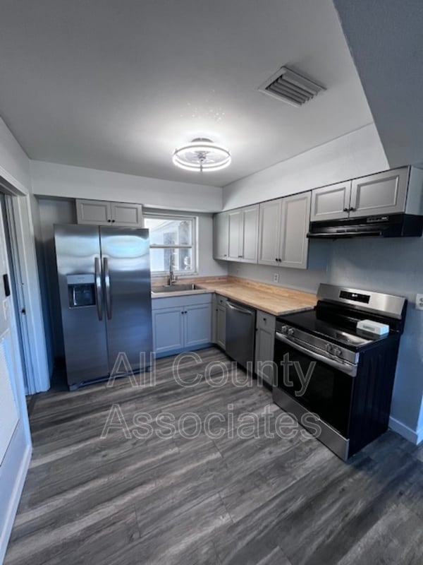 7154 Holiday Dr in Spring Hill, FL - Building Photo - Building Photo