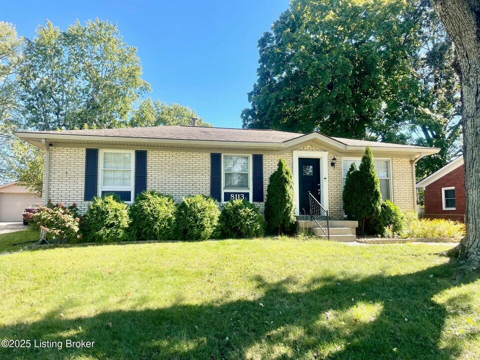 8113 Clematis Ln in Louisville, KY - Building Photo