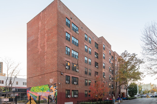 510 East 146th Street in Bronx, NY - Foto de edificio - Building Photo