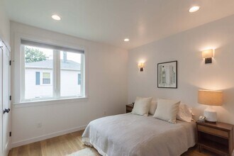 324 Oak Street, Unit Apt B in Charlottesville, VA - Foto de edificio - Building Photo