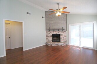 8154 Treetop Ln in Pensacola, FL - Foto de edificio - Building Photo